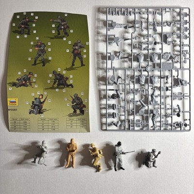 Zvezda # 3582 German Panzergrenadiers Figure Set 1/35 Scale BONUS 5 FIGURES!