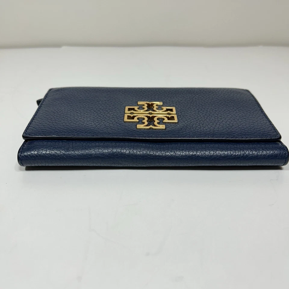 Carteira envelope Tory Burch Britten azul marinho couro pebble e logotipo de ferragem dourada - Imagem 3 de 4