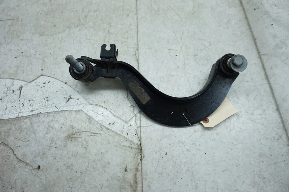 Brazo de control superior trasero derecho Volkswagen Passat 2016-2019 OEM Foto 3 de 4