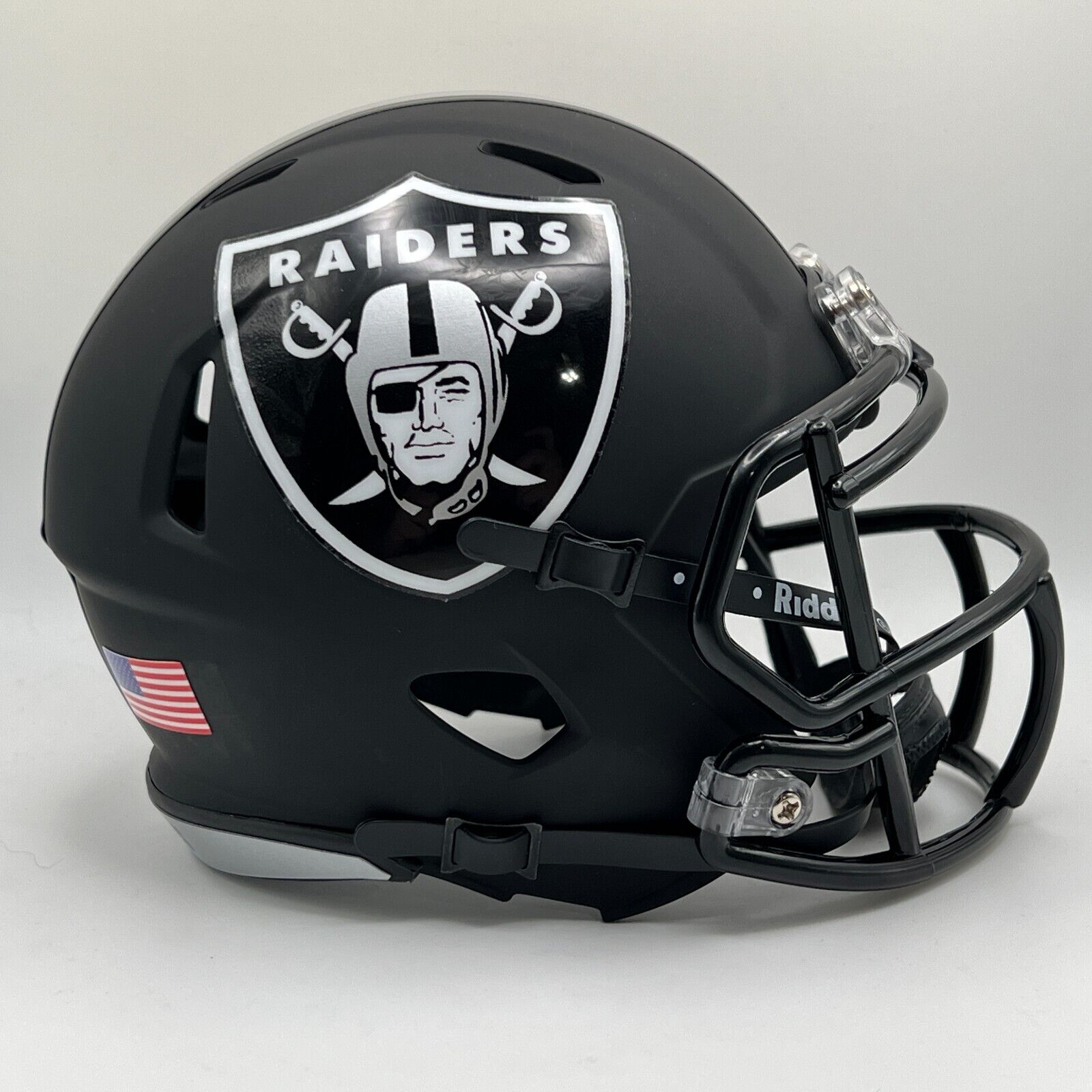 Junk Food clothing x NFL - Las Vegas Raiders - Team Helmet - Short