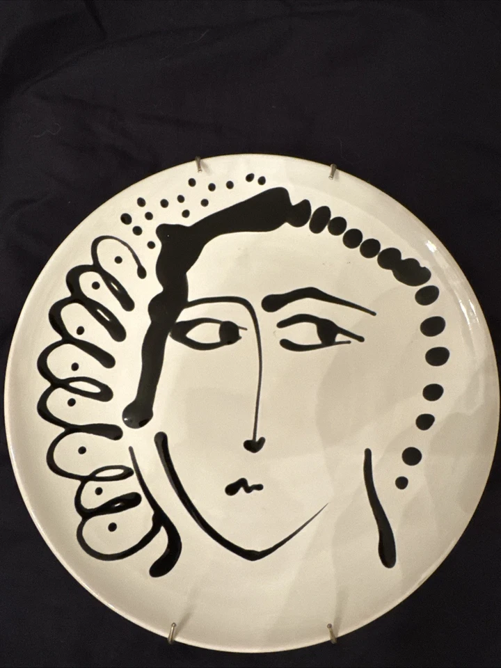 Hay un total de 8 platos. Todas las placas vienen con perchas para platos. Foto 3 de 4