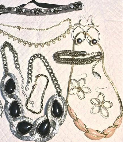 CLEARANCE Jewelry Trifari Nicole Miller  Rhinestone Gold Vtg