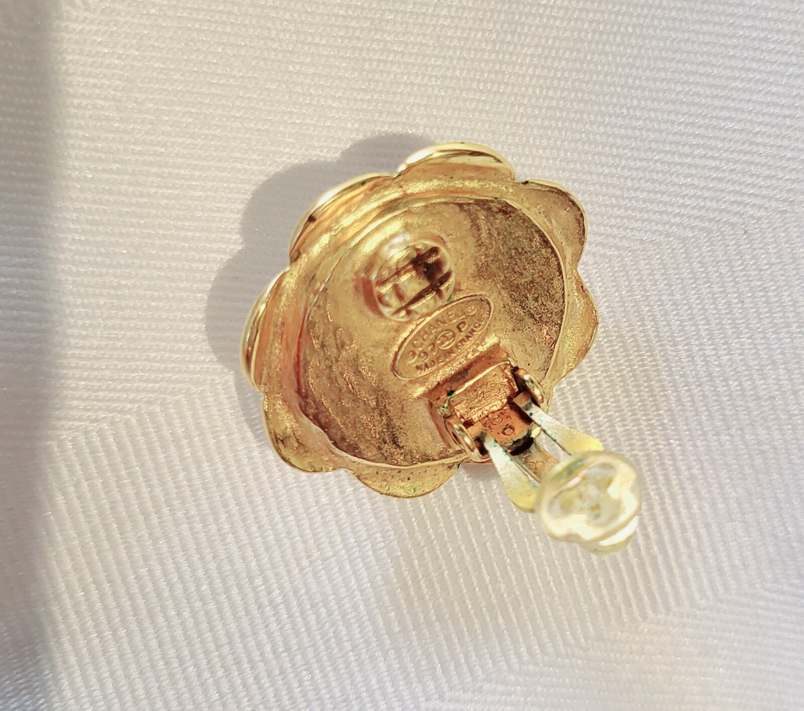 CLASSY AUTHENTIC CHANEL PEARL BUTTON CC LOGO VINT… - image 6