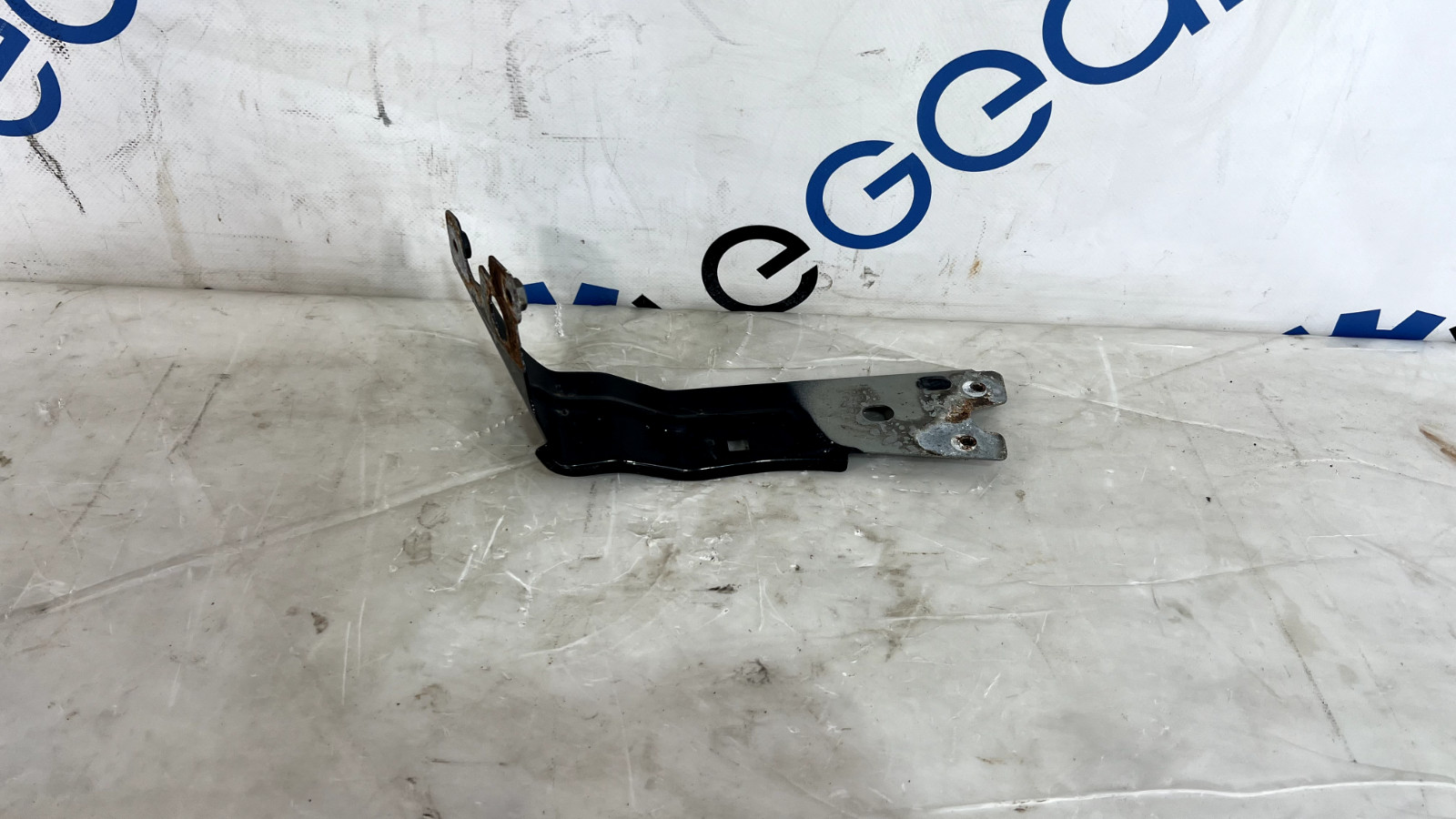 MASERATI QUATTROPORTE MUDGUARD SUPPORT FRONT RIGHT 2013 - 2016 OEM 673002838