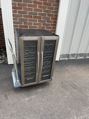 EdgeStar 32 Bottle Dual Zone Wine Cooler - TWR325ESS Needs Work One Side Powers 