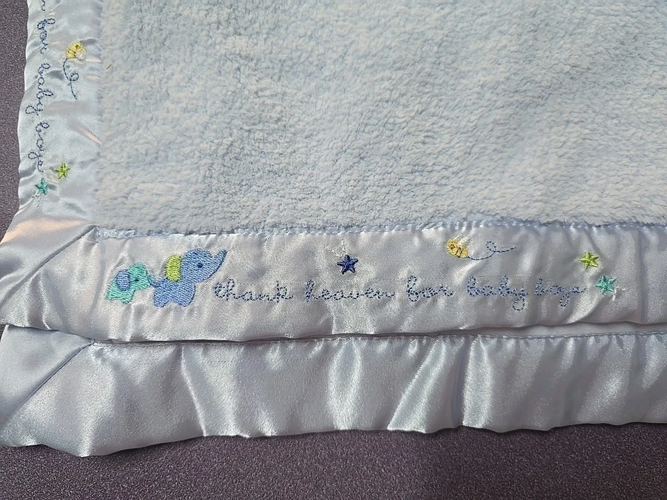 Manta Child of Mine "Thank Heaven for Baby Boys" elefantes azul satinado Foto 2 de 4