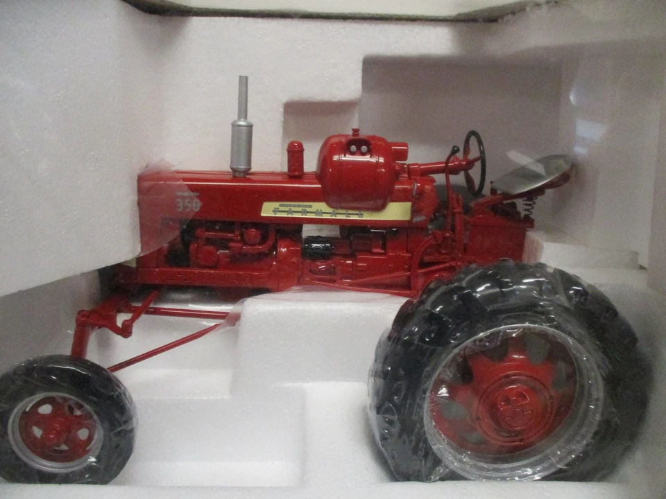 IH Farmall 350 LP Toy Tractor "2004 Lafayette Toy Show" 1/16 Scale NIB - Image 4 of 4