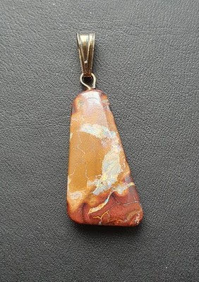 Boulder Opalanhänger mit Silberschlaufe