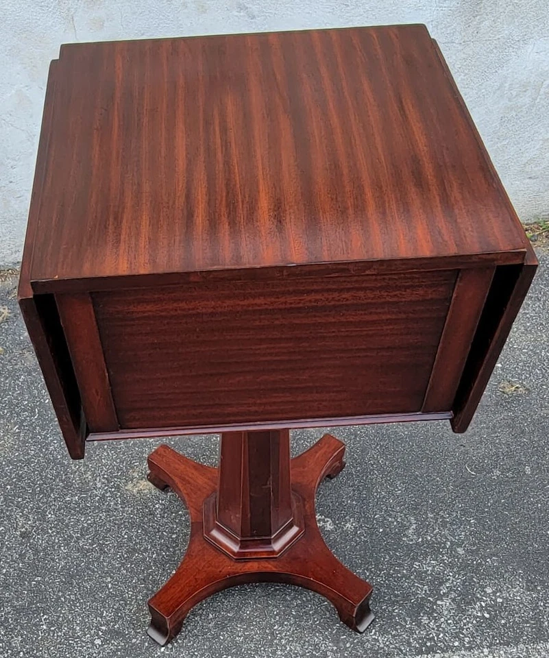 Elegante Mesita de Noche Imperio Caoba Hoja Caída Años 40, Mesa auxiliar con Dos Cajones Foto 3 de 4