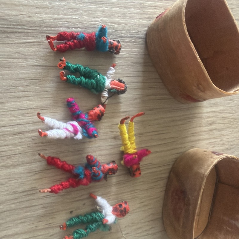Vintage Trouble Dolls 6 Miniature Worry Dolls & Case Guatemalan