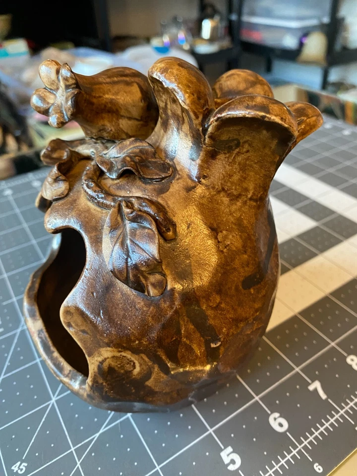 Cerâmica de arte de estúdio jogada à mão com folhas de alça aplicadas... Suporte para luz de chá - Imagem 4 de 4