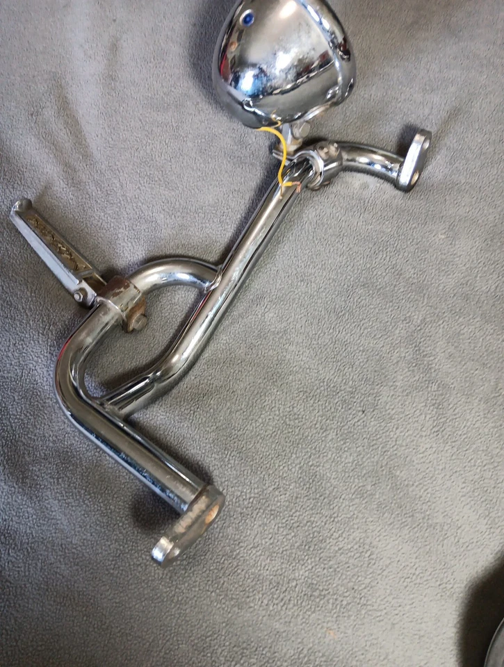 YAMAHA XV1000 VIRAGO CHASSIS ENGINE GUARD L SIDE 700 750 virago W/ LIGHT & PEG - Image 3 of 4