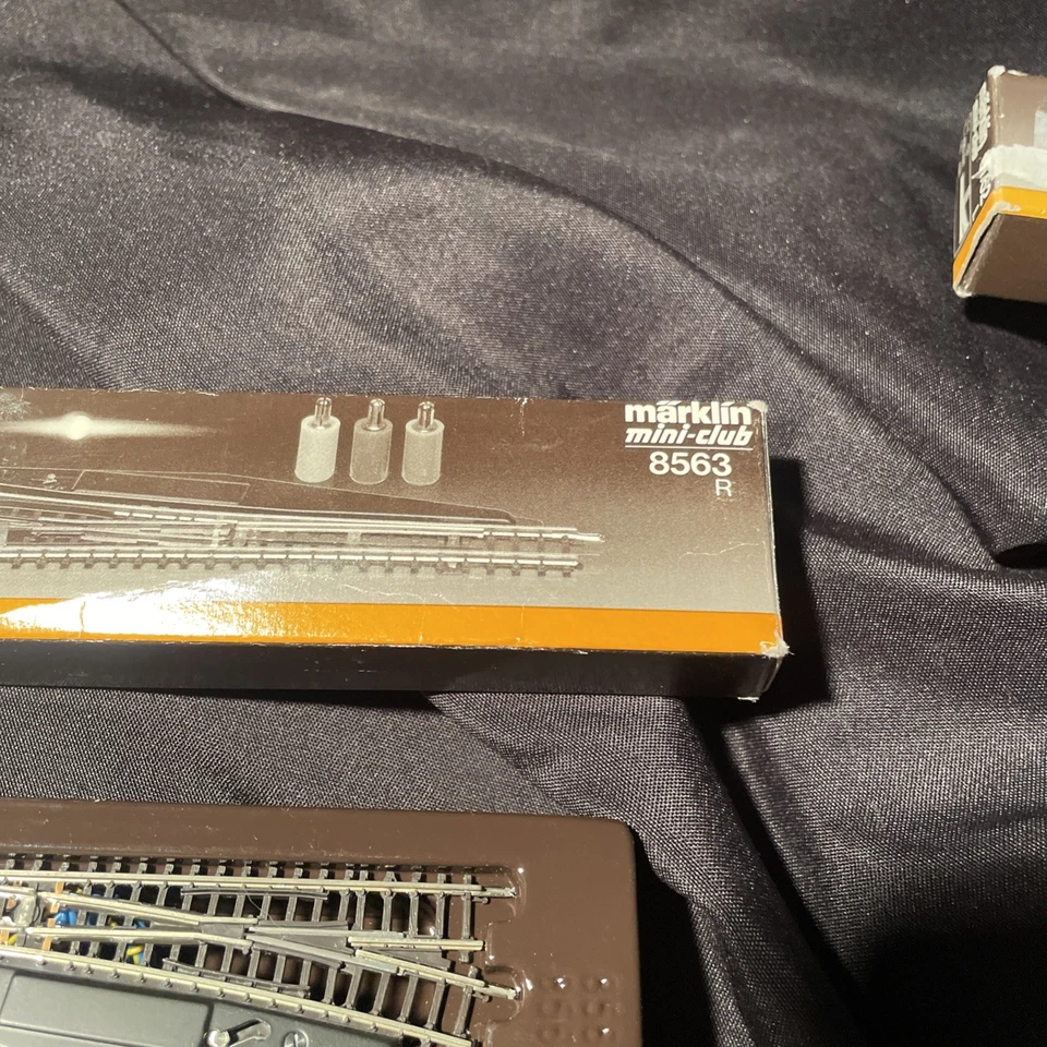 Marklin 8563 R Z Scale MiniClub 4-3/8" 13° Right Electric Turnout NEW - Image 4 of 4
