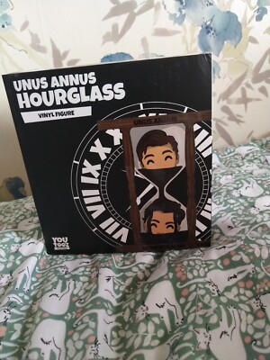 Unus Annus Youtoos Hourglass Vinyl Figure