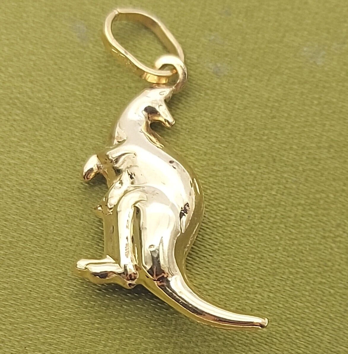 Gold kangaroo hotsell pendant