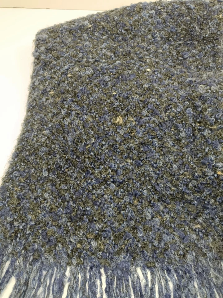 Bufanda de lana para mujer con flecos de Branigan Weavers hecha en Irlanda negra/púrpura Foto 3 de 4