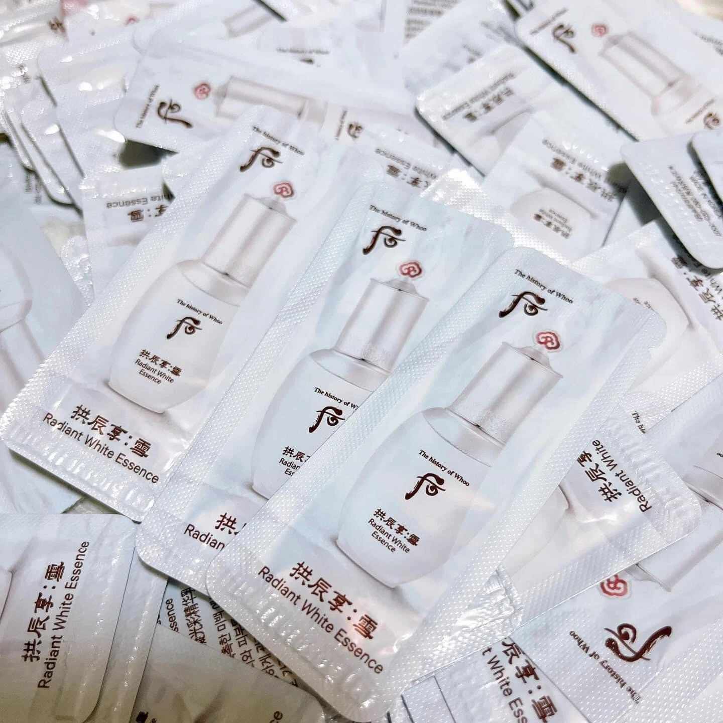 The History of Whoo Gongjinhyang Seol Radiant White Essence 1ml x 120 Pcs
Opens in a new window or t