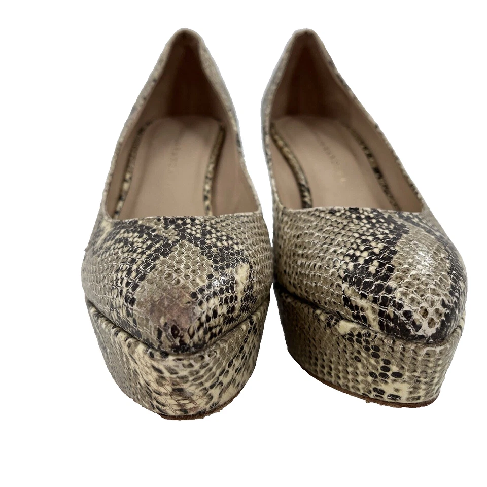 Zapatos de salón de cuña LOEFFLER RANDALL talla 7 de cuero beige con estampado de piel de serpiente en relieve Foto 3 de 4