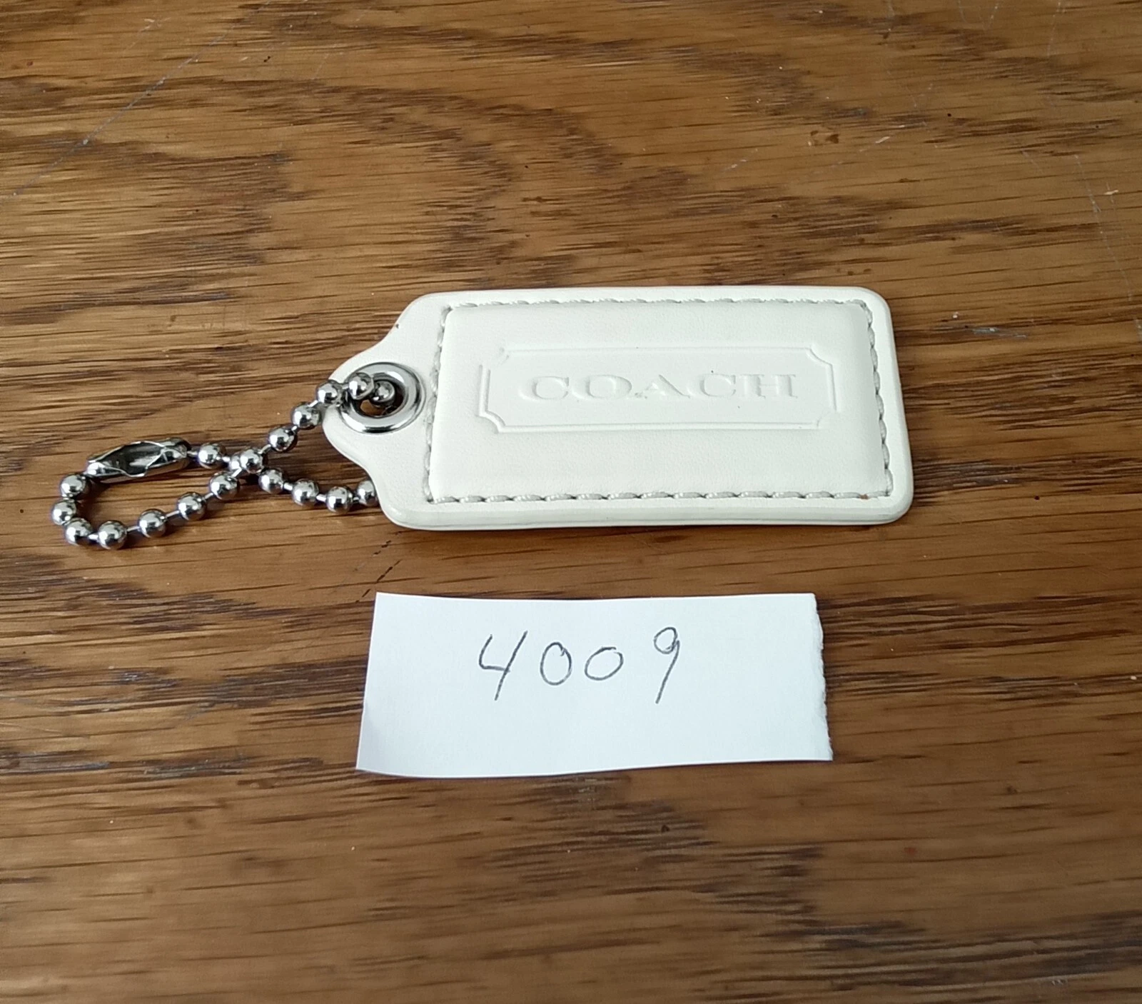 CIONDOLO COACH 2 5" BIANCO SPORCO PELLE GRANA LISCIA CARTELLINO DA APPENDERE PORTACHIAVI