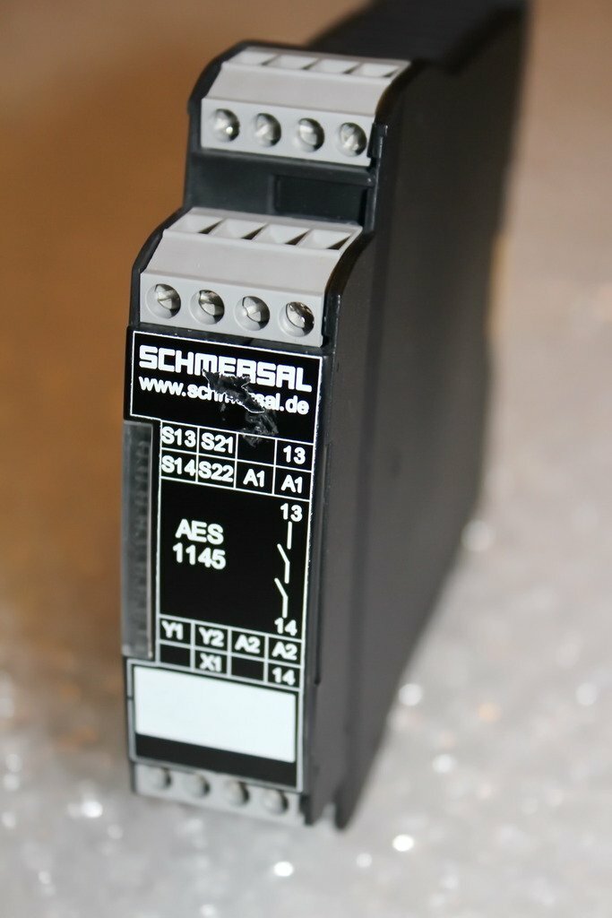 Schmersal Safety Door Monitor Type AES1145 24VDC -1170039