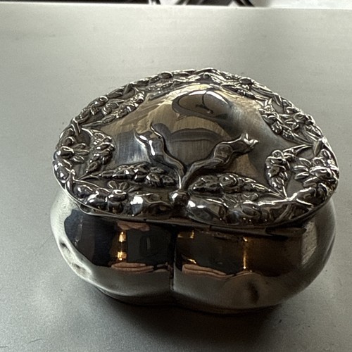 Henry Matthews 1901 Antique Repousse Sterling Silver Heart Shaped Trinket Box - Picture 8 of 22