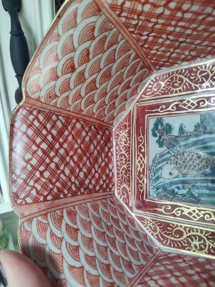 Hermoso cuenco antiguo japonés en forma de loto Imari dorado ondas de peces azul blanco Foto 2 de 4