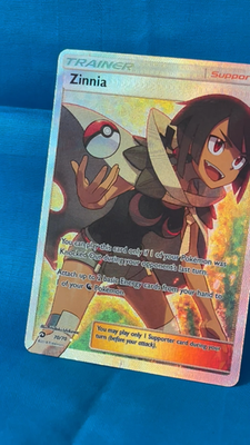 ソニア・マリア・ルーチェ・ポッセンティーニ﻿ Grande o piccolo? Zinnia (Full Art) 70/70 Ultra Rare Dragon Majesty Pokemon TCG, new