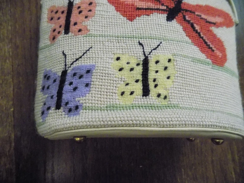 Bolsa tote bordada vintage feita à mão Crewel BORBOLETAS com pés em excelente estado usado - Imagem 4 de 4