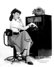 LILY TOMLIN AS "ERNESTINE, THE TELEPHONE OPERATOR" - 8X10 PHOTO (AZ-577)