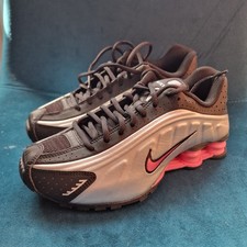 Nuovissime Nike Shox R4 taglia 4,5 EU 37,5 nero/argento metallizzato-rosa