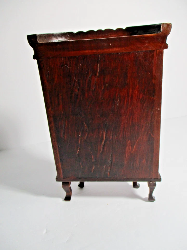 Деревянная витрина с дверью для кукольного домика в викторианском стиле. Смотрите фотографии - Изображение 3 из 4