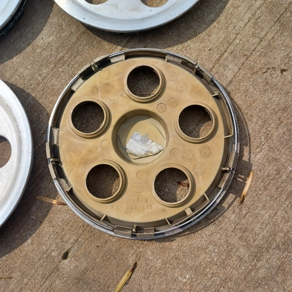 Juego de 4 tapas centrales Buick LeSabre Park Ave, 1992-2002 número de pieza 9592813 Foto 3 de 3