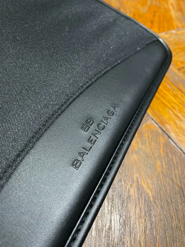 Cartella Portablocco A4 (e iPad/Mac), Firmato BALENCIAGA, molto elegante - Immagine 3 di 4