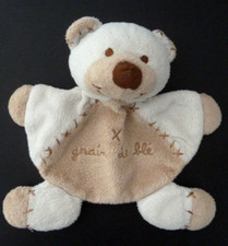D4*. DOUDOU PLAT ARRONDI GRAIN DE BLE OURS MARRON BEIGE CROIX  - BE