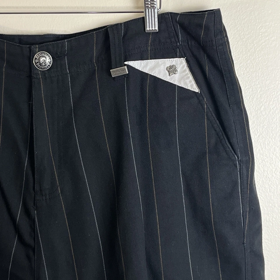 Affliction 黑白细条纹滑冰短裤,带 fleur de lis 刺绣 — 第 2/4 张图片