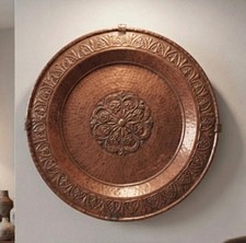 Runde Kupferplatte mit floralem Reliefdekor, gepr&auml;gtes Ornament