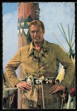 Ansichtskarte Karl May, Lex Barker als Old Shatterhand vor einem Marterpfahl 