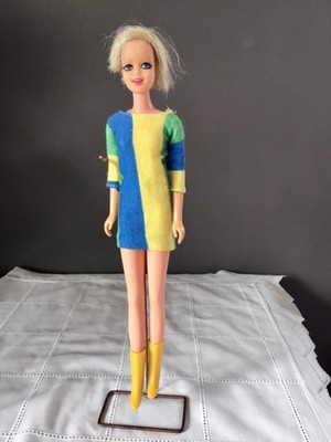 Mattel Twiggy Blonde With Dress The Doll Is In Good Condition.l