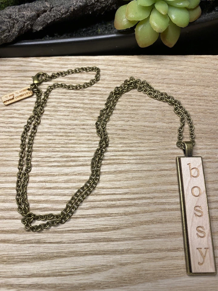 HECHO A MANO Collar Madera Grabado Colgante Declaración Orgánico Sostenible Regalo Foto 2 de 4