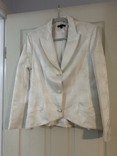 PENTA White Pantsuit Gorgeous size 12