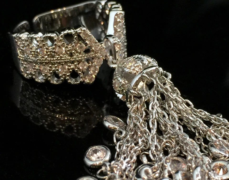 Anillo borla con flecos de alta costura enchapado en oro blanco de 18k hecho con cristal de Swarovski Foto 3 de 4