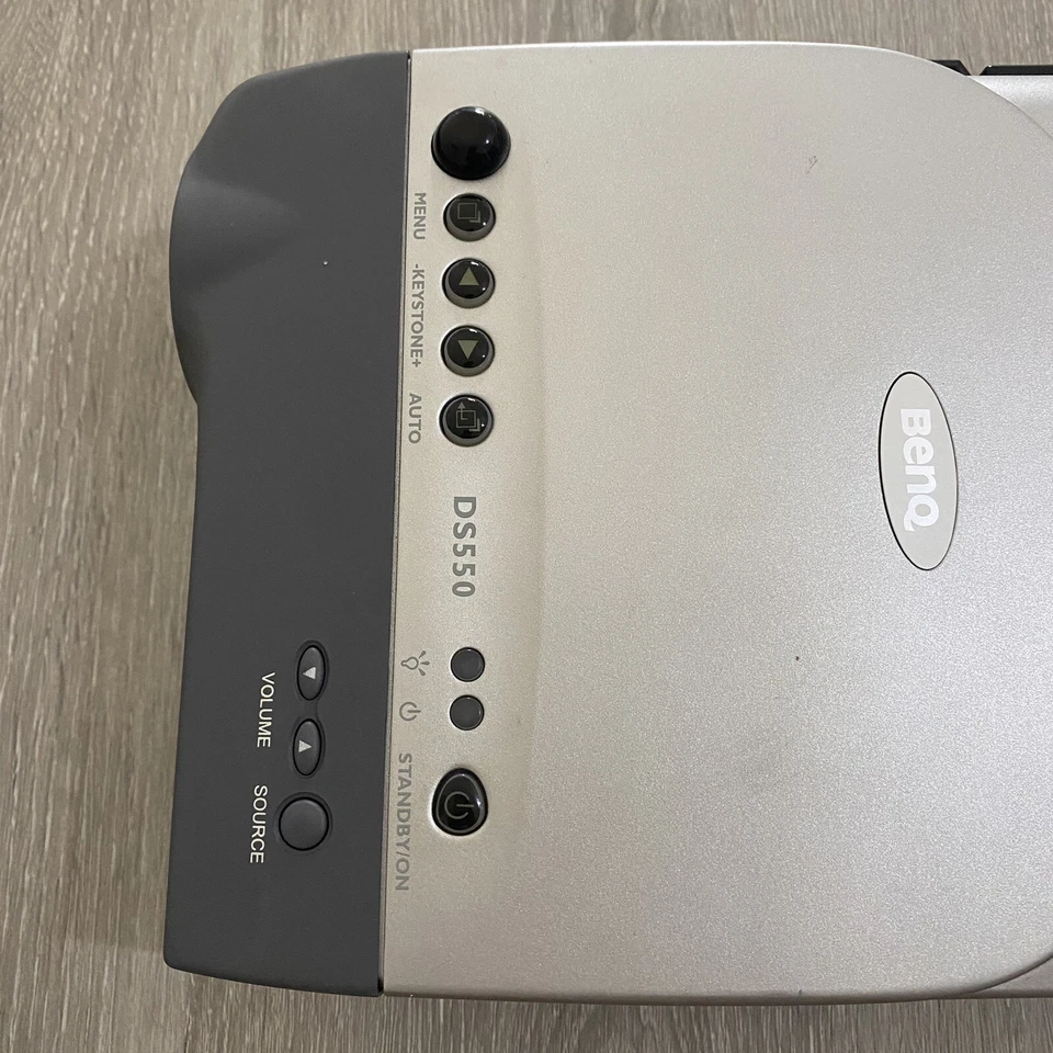 Proyector Portátil BenQ DS550 DLP SVGA Proyector con Control Remoto y Accesorios  Foto 3 de 4