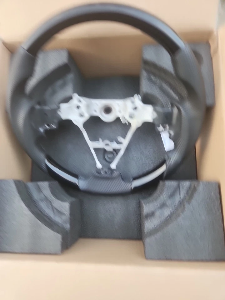 Volante de fibra de carbono Toyota Rav 4, (2013-2018) Foto 3 de 4