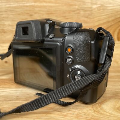 Fujifilm FinePix S8200 16.2MP 3