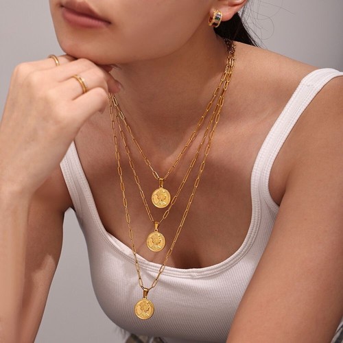 Woman 18K Gold Plated Paper Clip Elizabeth Queen Charm Necklace Anti-tarnish