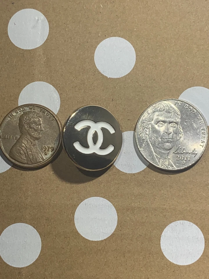 CHANEL Vintage Knöpfe 2er Set Charm CC Logo mit Video - Bild 4 von 4
