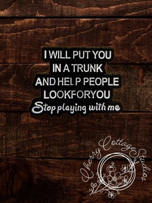 Brandneu ''I Will Put You In A Trunk And Help People Look'' Emaille Pin
