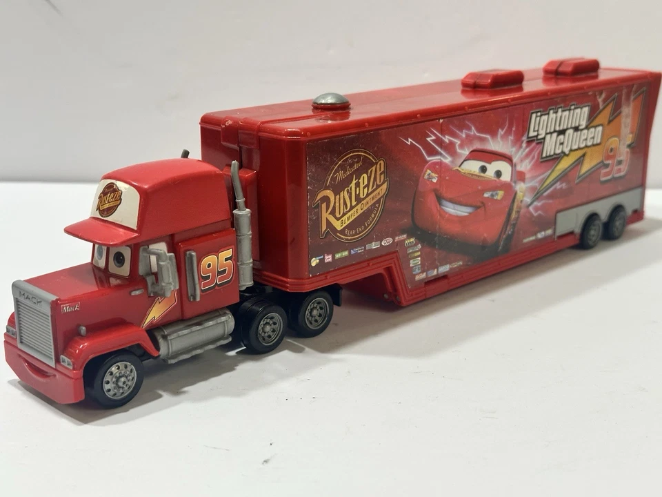 Disney Pixar Mack Superliner Hauler juego de lavado de autos Lightning McQueen + remolque Foto 3 de 4