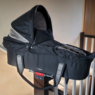 Emmaljunga Babywanne, Press System mit Windabdeckung +  Einlegematratze, Schwarz