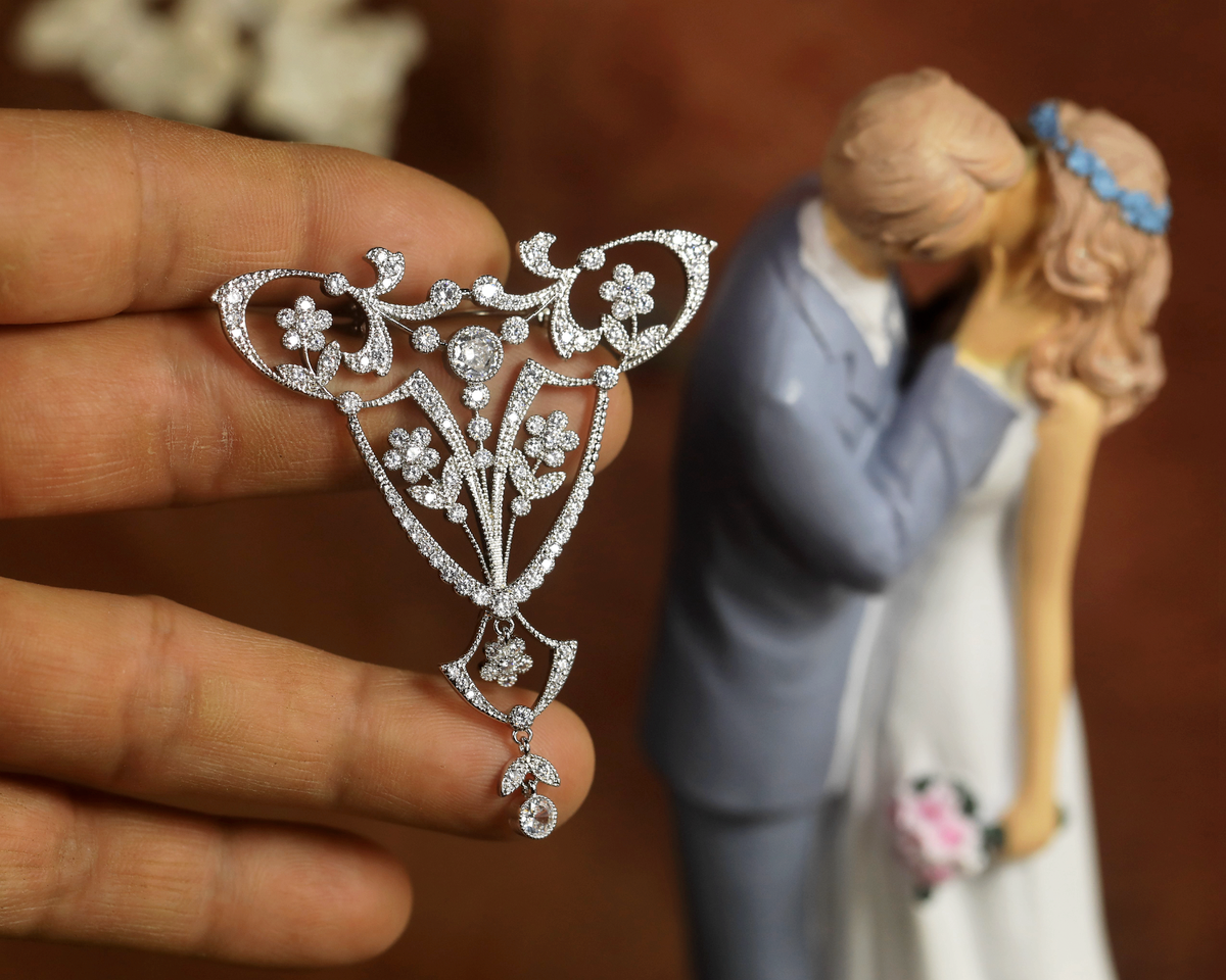 Broche Dorée Rétro Style Belle Époque - Dentelle Florale Avec Laurier Et Strass CZ Blanc - Neuf Sans Emballage